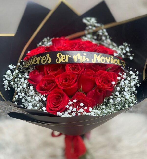 Buquet de rosas rojas con cinta marcada